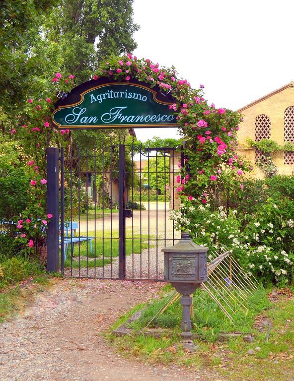 Agriturismo Borgo San Francesco Basiglio Exterior foto
